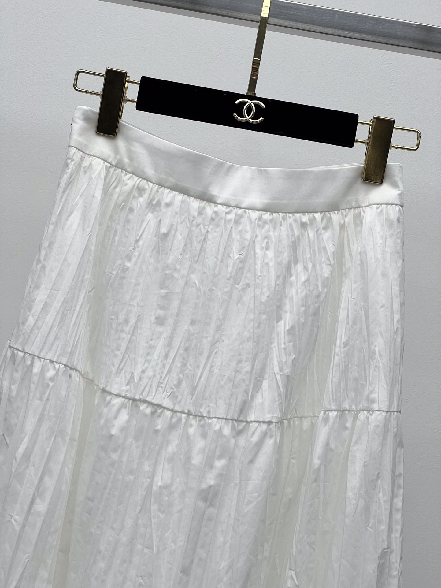 Acler压褶衬衫半裙套装以品牌标志性的褶皱风格为特色布鲁克圆领衬衫宽松版型搭配腰封收腰设计袖口金扣点缀