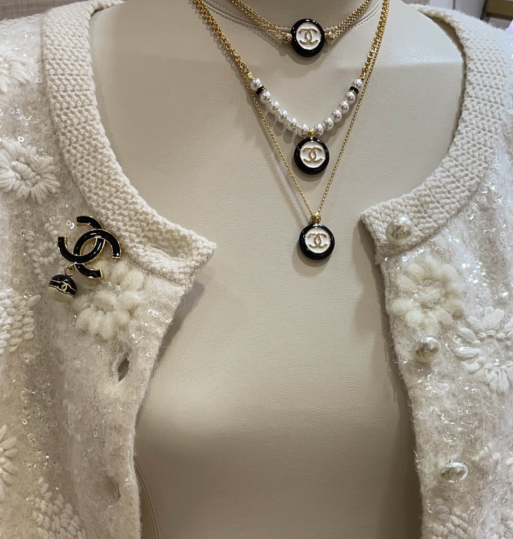 NO:631651,88220, Today's new pearl patchwork chain 24 new retro black and white enamel gold double C button pearl necklace Black and white enamel small buttons sweet girls and hot girls are all The design of the pearl patchwork chain can be elegant or casual Z version customization Same brass gold-plated material, necklace, gold plating, Cardia high-end jewelry1986090988220,今日新品珍珠拼链条  24新款复古黑白珐琅金色双C纽扣珍珠项链 黑白珐琅小纽扣甜妹辣妹都 珍珠拼链条的设计 可优雅可休闲 z版定制 一致黄铜镀金材质,,necklace,gold plating,卡迪亚高端饰品,Jewelry