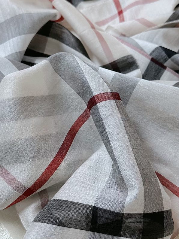 Burberry B家 万年 款 【羊绒长巾】美翻了 御用殿堂级 ‼ 格子不容错过 在售 美丽至极 真的 上身极为衬肤色 百搭 不 自己看吧 ‼尺寸70*220cm