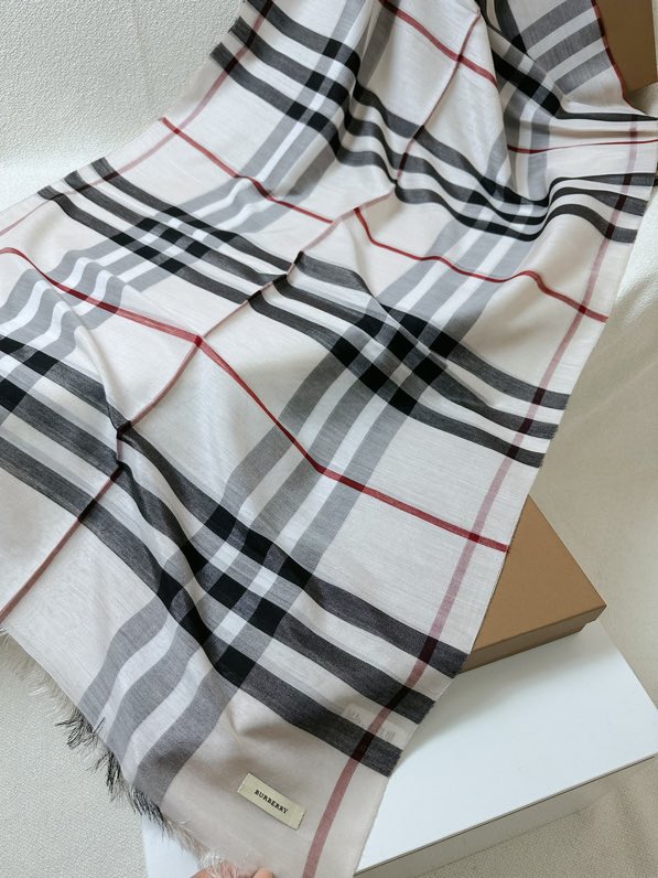 Burberry B家 万年 款 【羊绒长巾】美翻了 御用殿堂级 ‼ 格子不容错过 在售 美丽至极 真的 上身极为衬肤色 百搭 不 自己看吧 ‼尺寸70*220cm