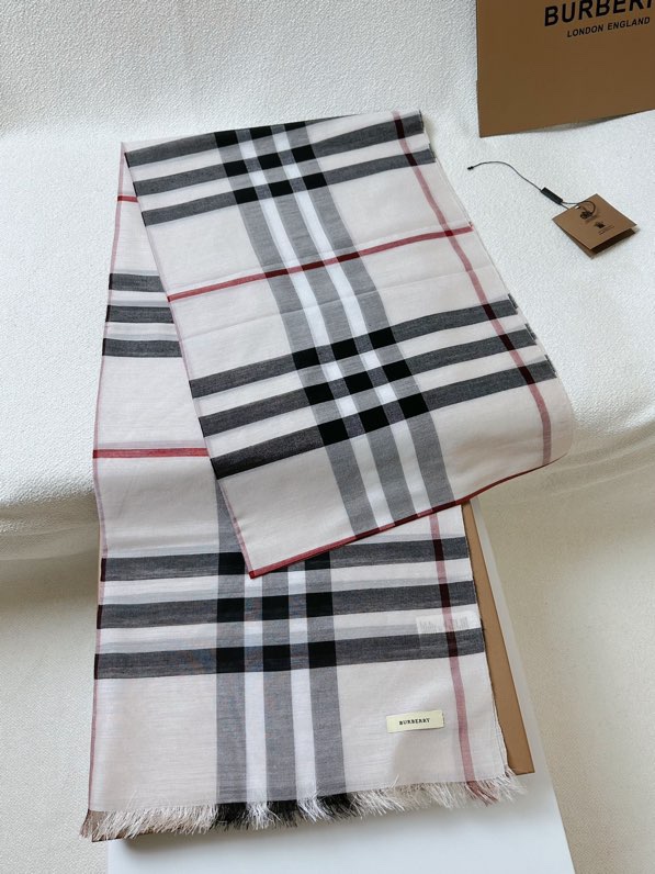 Burberry B家 万年 款 【羊绒长巾】美翻了 御用殿堂级 ‼ 格子不容错过 在售 美丽至极 真的 上身极为衬肤色 百搭 不 自己看吧 ‼尺寸70*220cm