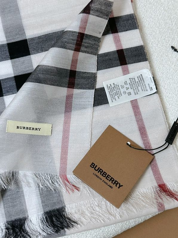 Burberry B家 万年 款 【羊绒长巾】美翻了 御用殿堂级 ‼ 格子不容错过 在售 美丽至极 真的 上身极为衬肤色 百搭 不 自己看吧 ‼尺寸70*220cm