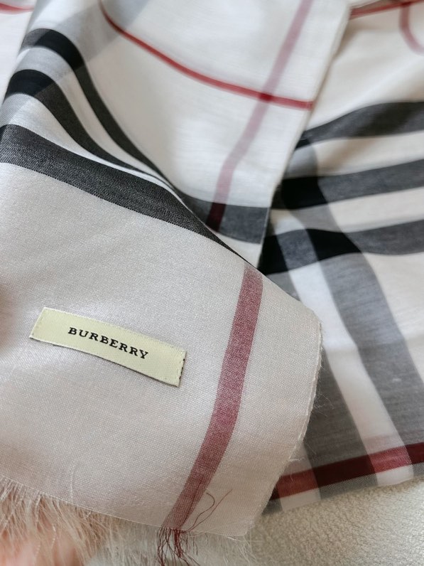 Burberry B家 万年 款 【羊绒长巾】美翻了 御用殿堂级 ‼ 格子不容错过 在售 美丽至极 真的 上身极为衬肤色 百搭 不 自己看吧 ‼尺寸70*220cm