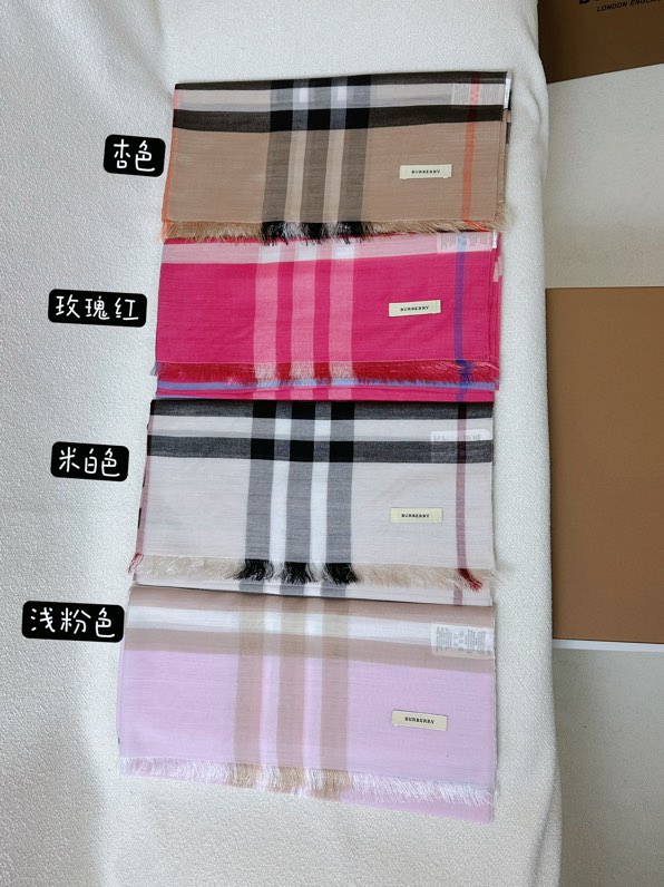Burberry B家 万年 款 【羊绒长巾】美翻了 御用殿堂级 ‼ 格子不容错过 在售 美丽至极 真的 上身极为衬肤色 百搭 不 自己看吧 ‼尺寸70*220cm