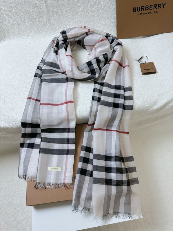 Burberry B家 万年 款 【羊绒长巾】美翻了 御用殿堂级 ‼ 格子不容错过 在售 美丽至极 真的 上身极为衬肤色 百搭 不 自己看吧 ‼尺寸70*220cm