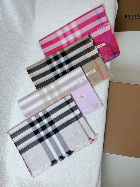 Burberry B家 万年 款 【羊绒长巾】美翻了 御用殿堂级 ‼ 格子不容错过 在售 美丽至极 真的 上身极为衬肤色 百搭 不 自己看吧 ‼尺寸70*220cm
