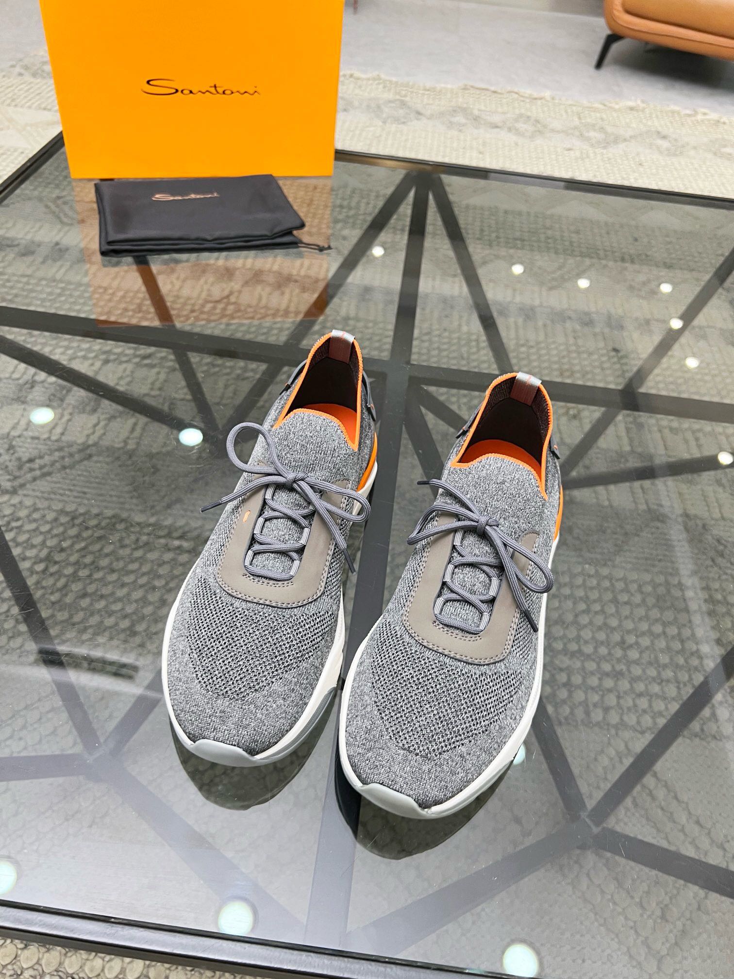 NO:218162,Brand Santoni original color matching Size 39-44 Custom made 38.45 Price Material Santoni Italian men's handmade calfskin casual shoes Pure handmade shoe brand, each pair of shoes is simple and classic, using 