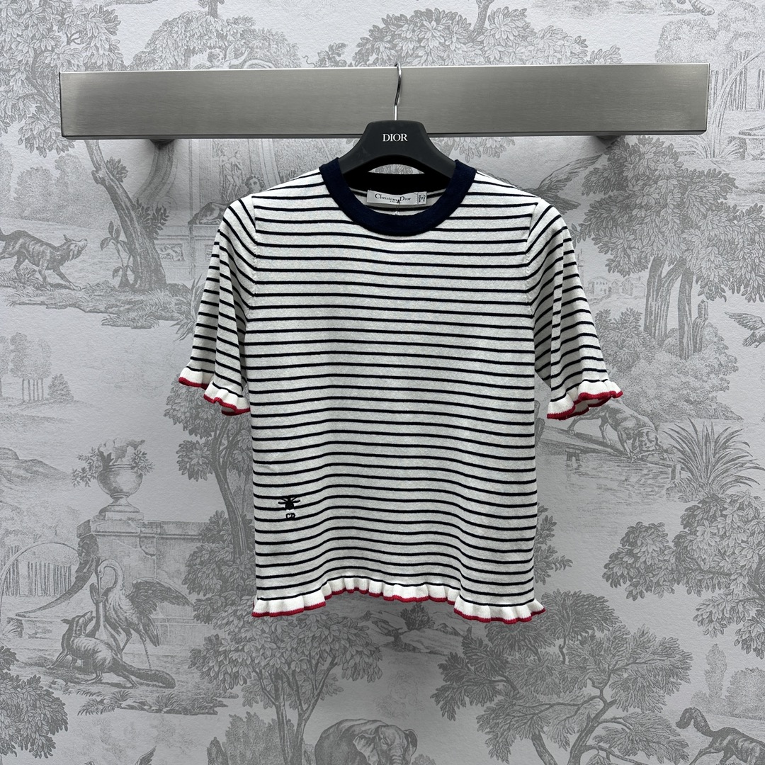 NO:696540,Dio*'s new product is on the shelves. Lace striped short-sleeved knitted custom-made YB imported wool blend material. The striped texture is obvious and soft against the skin. Decorated with bee CD embroidered small labels. Lace contrasting color. Fashionable and western style. Surface accessories development. Round neck regular knitted top. The upper body is slim and slim. Full of temperament. High version, dior, T-shirt,19860909Dio*新品上架花边条纹短袖针织定制YB进口羊毛混纺材质 条纹肌理明显 贴肤柔软 饰以蜜蜂CD刺绣小标装饰 花边撞色 时髦洋气 面辅料开发 圆领常规针织上衣 上身修身显瘦 气质十足   高版本,,dior,T-shirt,,Women's clothing