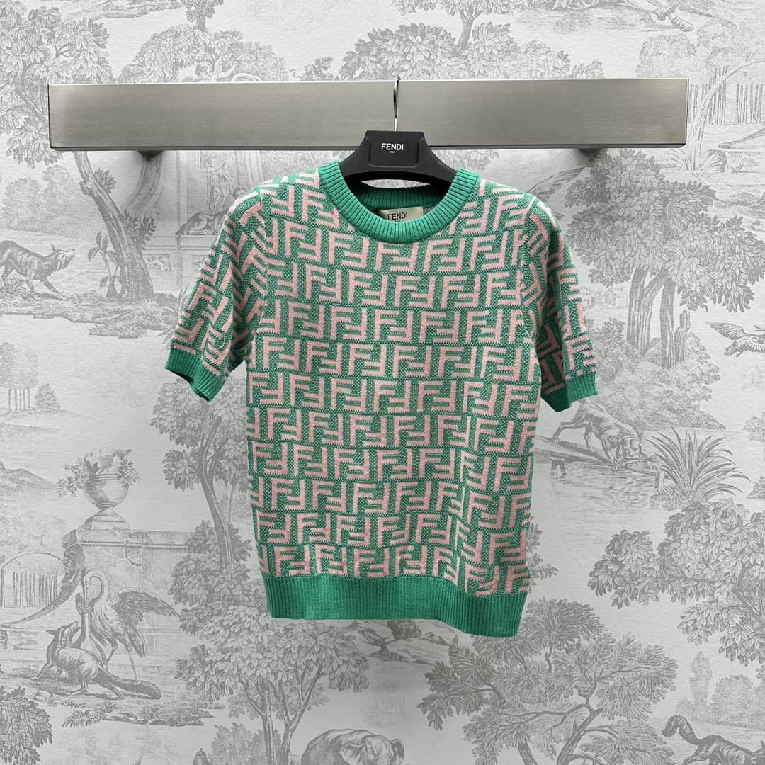 NO:696538,Fend* new products are on the shelves. Jacquard short-sleeved knitted custom YB imported wool material. Soft and comfortable texture. Double F contrasting color crochet decoration ready-made garments. Contrast color binding echoes strong retro style. Development of surface accessories. Round neck short-sleeved top tailoring. The upper body is playful and reduces age. High version 2 colors, fendi, T-shirt,19860909Fend*新品上架提花短袖针织定制YB进口羊毛材质 软糯舒适质感 双F撞色钩花装饰成衣 撞色包边呼应 复古风格强烈 面辅料开发 圆领短袖上衣剪裁 上身俏皮减龄显白   高版本2色,,fendi,T-shirt,,Women's clothing