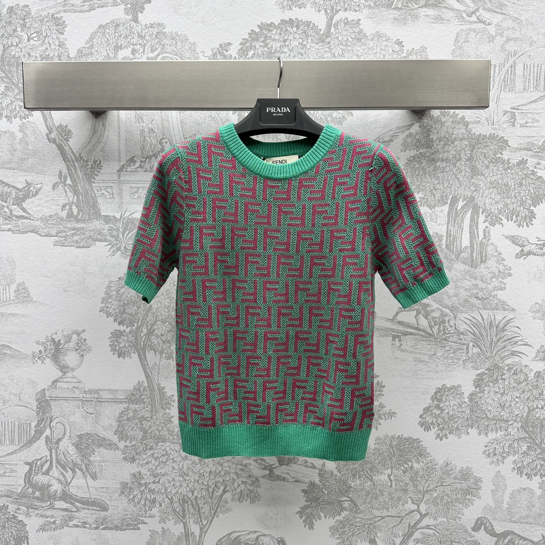 NO:696532,Fend* new products are on the shelves. Jacquard short-sleeved knitted custom YB imported wool material. Soft and comfortable texture. Double F contrasting color crochet decoration ready-made garments. Contrast color binding echoes strong retro style. Development of surface accessories. Round neck short-sleeved top tailoring. The upper body is playful and reduces age. High version 2 colors, fendi, T-shirt,19860909Fend*新品上架提花短袖针织定制YB进口羊毛材质 软糯舒适质感 双F撞色钩花装饰成衣 撞色包边呼应 复古风格强烈 面辅料开发 圆领短袖上衣剪裁 上身俏皮减龄显白   高版本2色,,fendi,T-shirt,,Women's clothing