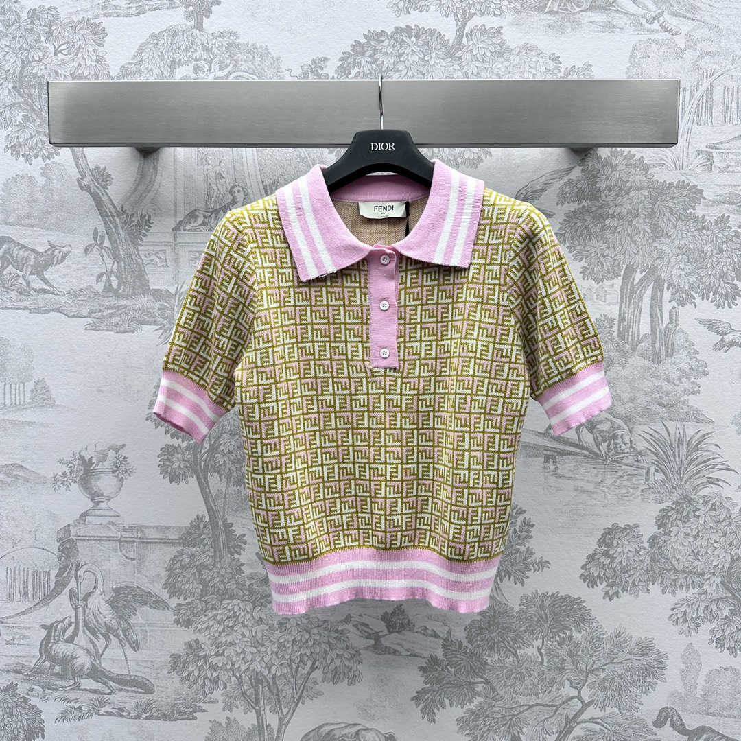 NO:696526,Fend* new products are on the shelves. Contrast color lapel short-sleeved knitted custom YB imported wool material outlines the letter pattern. Custom dyed multi-color yarn matching to present contrasting design. High-end and elegant. Surface accessories development. Polo top tailoring. The upper body is fashionable and foreign-style. High version, fendi, T-shirt,19860909Fend*新品上架撞色翻领短袖针织定制YB进口羊毛材质 勾勒出字母图案 定染多色系纱线搭配 呈现撞色设计 高级优雅 面辅料开发 Polo上衣剪裁 上身时髦洋气 高版本,,fendi,T-shirt,,Women's clothing