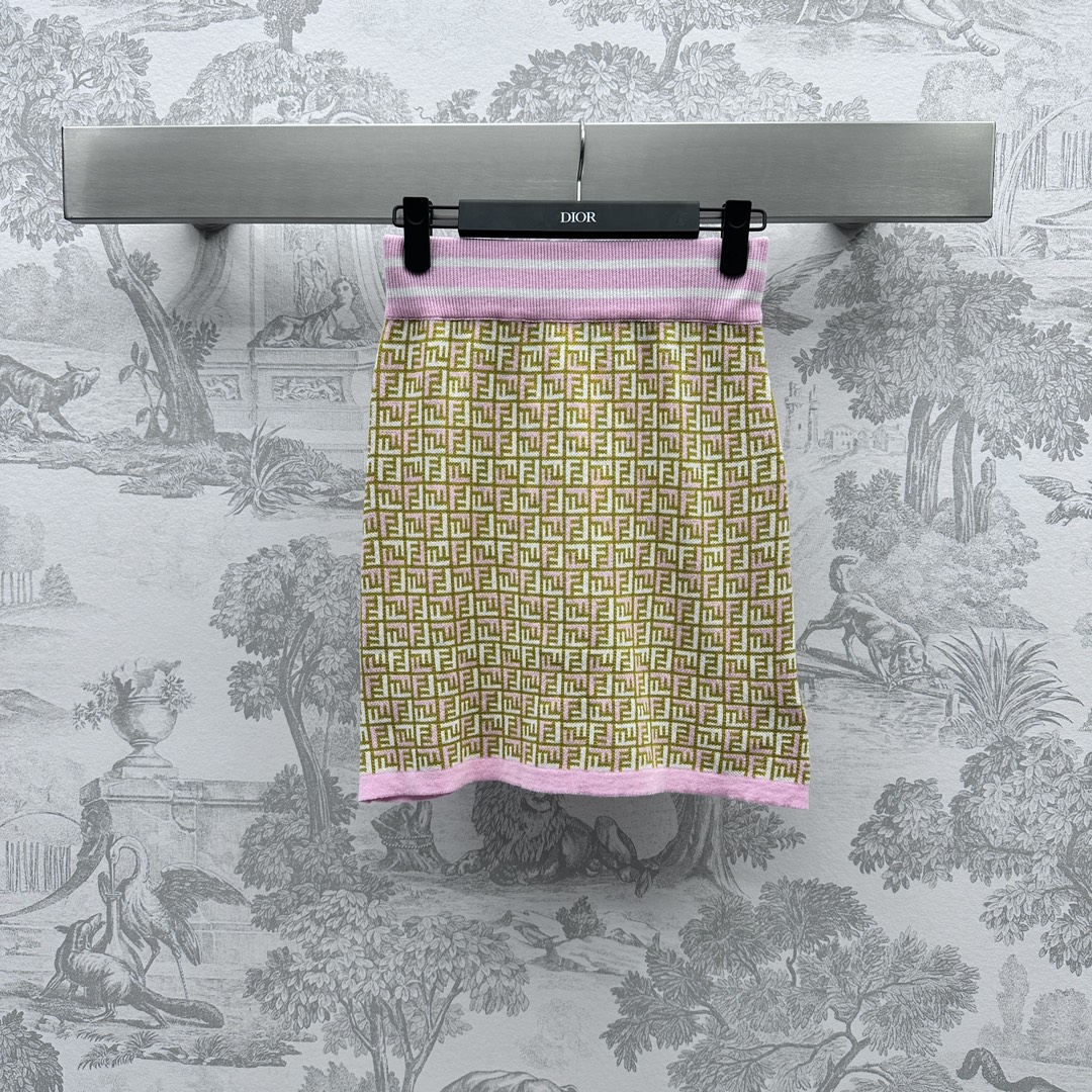 NO:696529,Fend* new product launches contrasting color knitted skirt, customized YB imported wool material, outlines the letter pattern, custom-dyed multi-color yarn matching, presenting contrasting design, high-end and elegant, surface accessories development, ribbon straight skirt tailoring, fashionable upper body, high version, fendi, skirts,19860909Fend*新品上架撞色针织半裙定制YB进口羊毛材质 勾勒出字母图案 定染多色系纱线搭配 呈现撞色设计 高级优雅 面辅料开发 织带直筒半裙剪裁 上身时髦洋气 高版本,,fendi,skirts,,Women's clothing