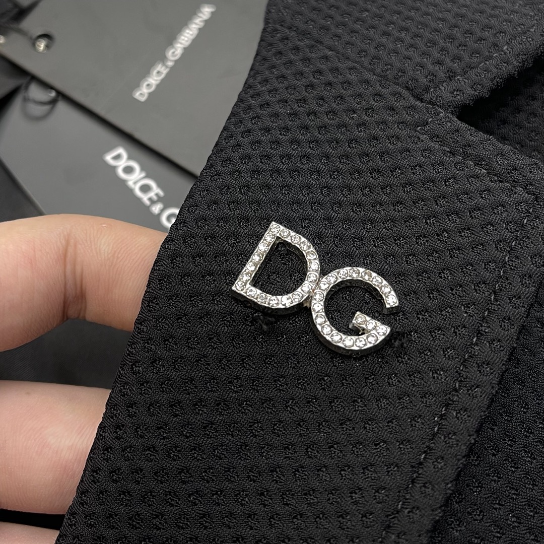 ️D&G*杜嘉-班纳24s新款西服外套爆款精品推荐外贸公司订单！胸口经典原版五金镶嵌.简单高级！无论是商