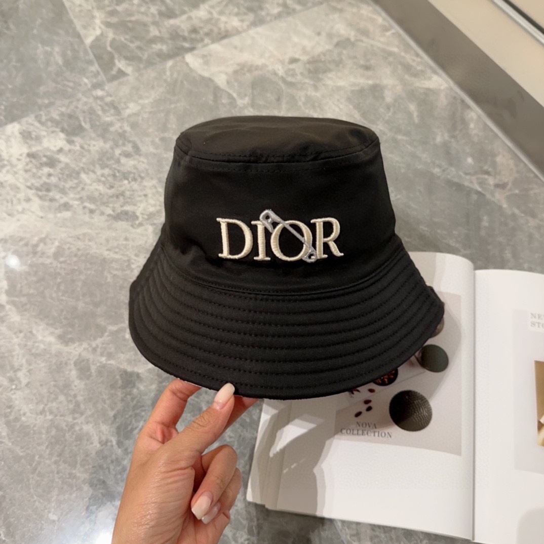 迪奥Dior官网最新双面满印迪奥logo渔夫帽防晒指数超高特别显脸小有型不软塌可随意折叠携带方便