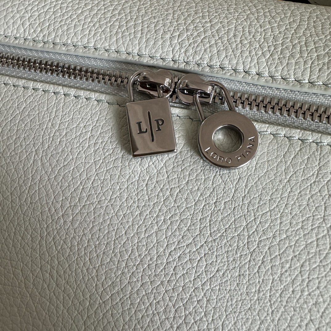 
Loro piana
Extra Pocket L23.5 双肩包
小牛皮/货号：FAM6491
¥2