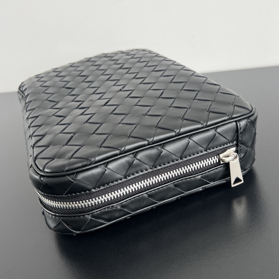 Плетеный косметический чехол Bottega Veneta Intrecciato