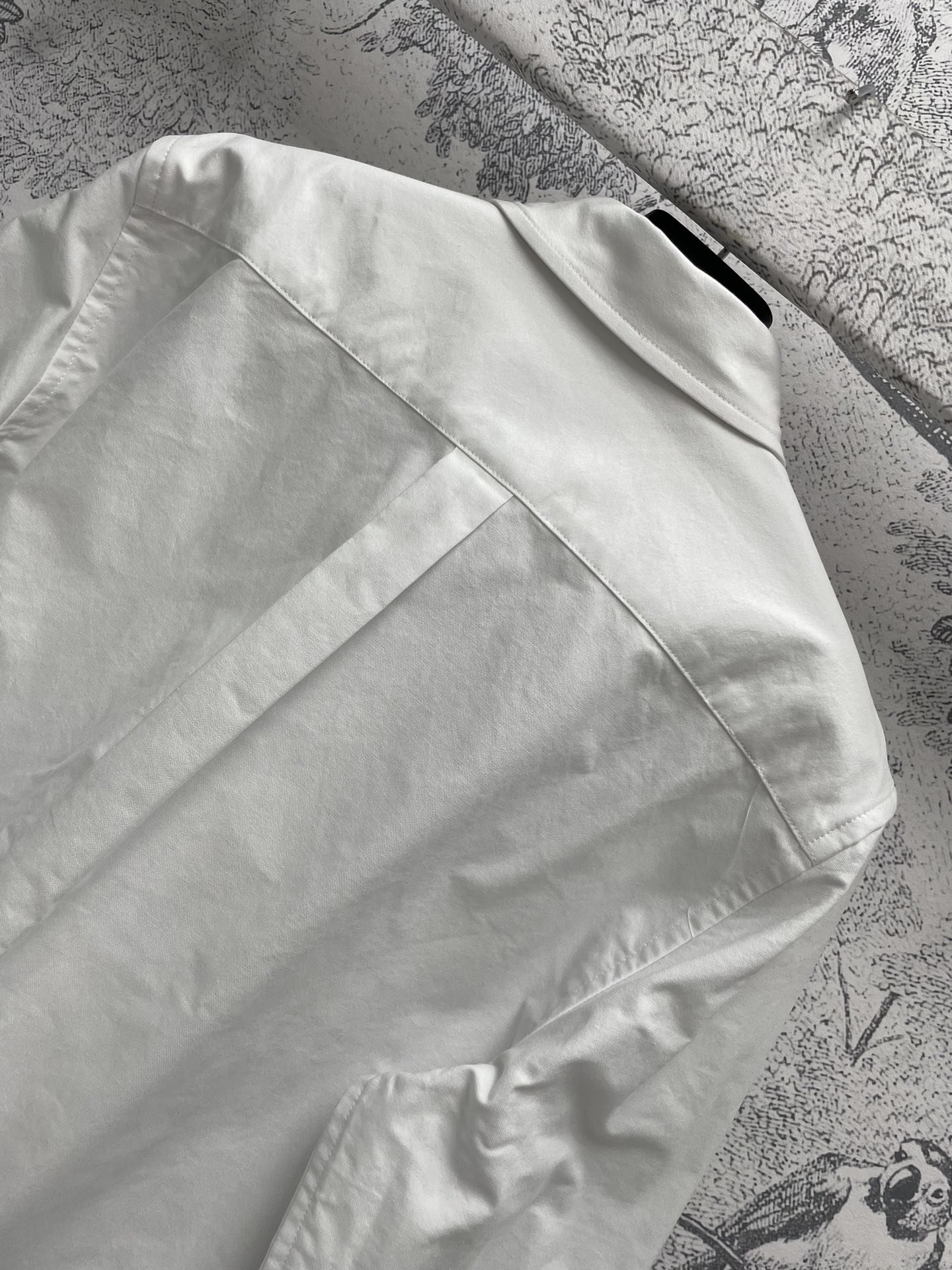 P家24春夏三角标翻领衬衫基础休闲的翻领平底衬衫版型剪裁设计搭配定染深海母贝扣细节质感可谓是达到了巅峰状