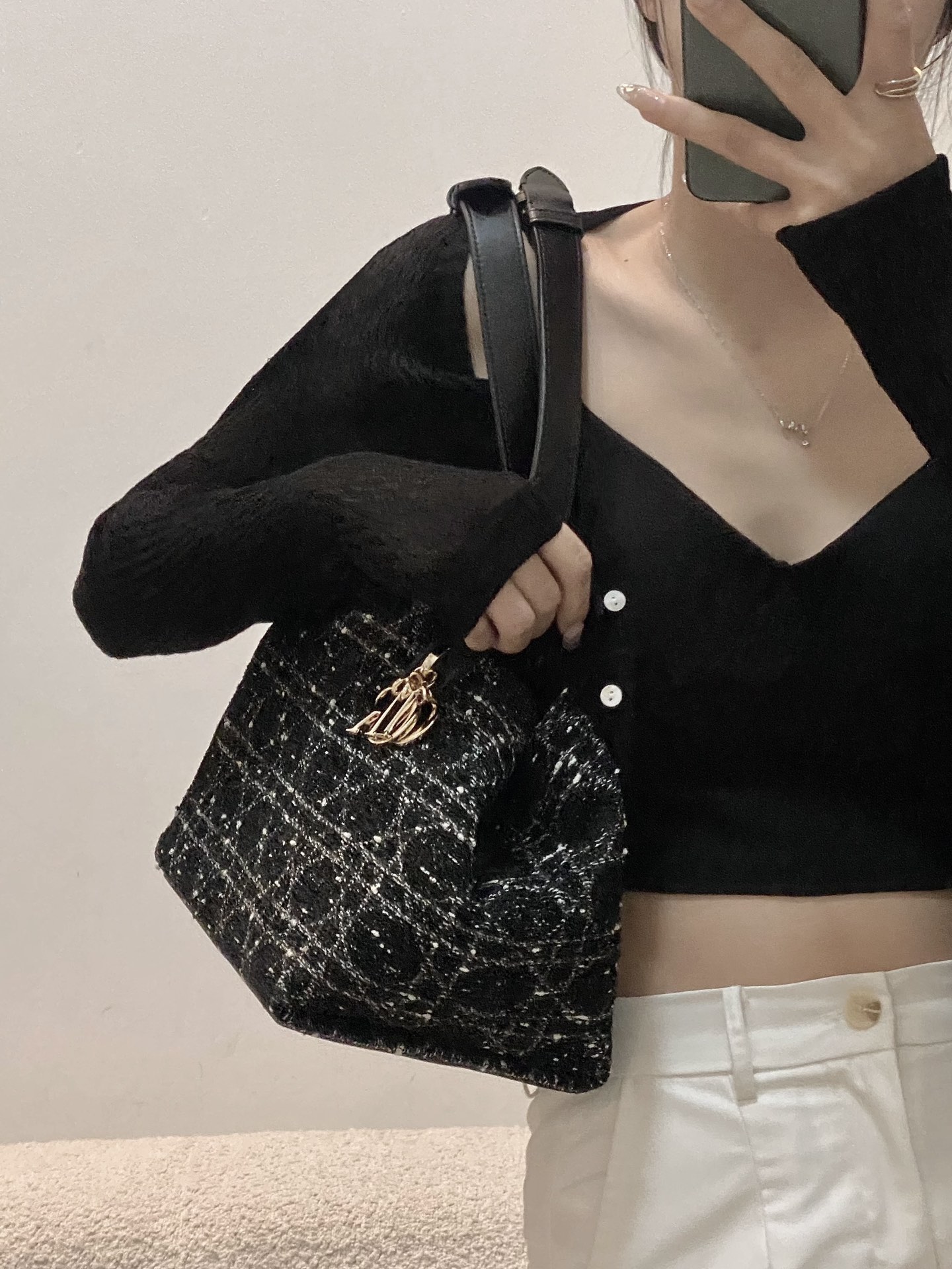 The upper body is so amazing, the shyness of a little woman. The medium size refers to the new Dior products.