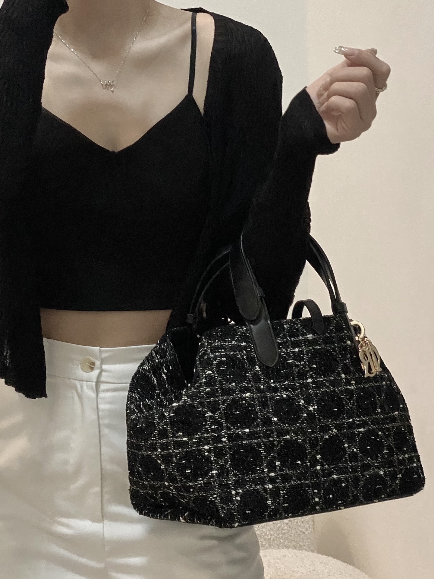 The upper body is so amazing, the shyness of a little woman. The medium size refers to the new Dior products.