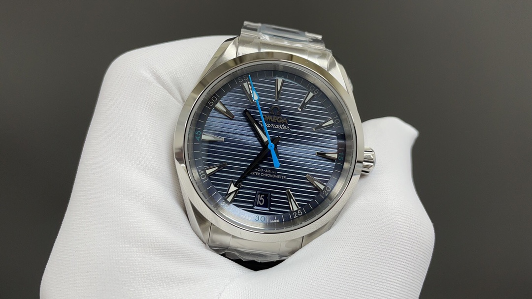 Omega 欧米茄 海马系列 150 强势来袭 采用独家专用8900“双T”6字位黑摆轮 摆幅28800