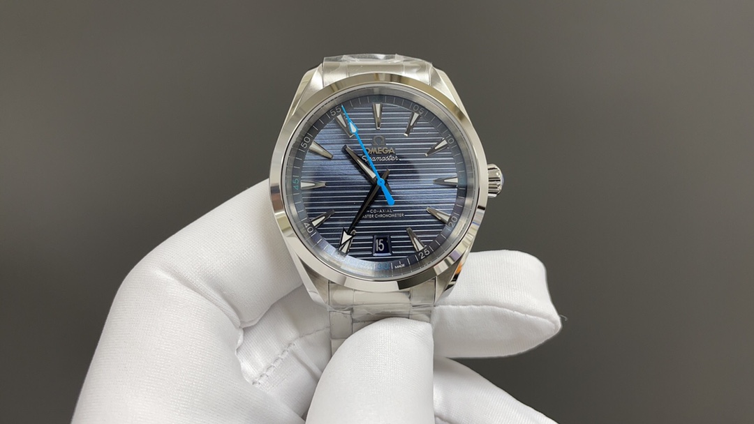Omega 欧米茄 海马系列 150 强势来袭 采用独家专用8900“双T”6字位黑摆轮 摆幅28800