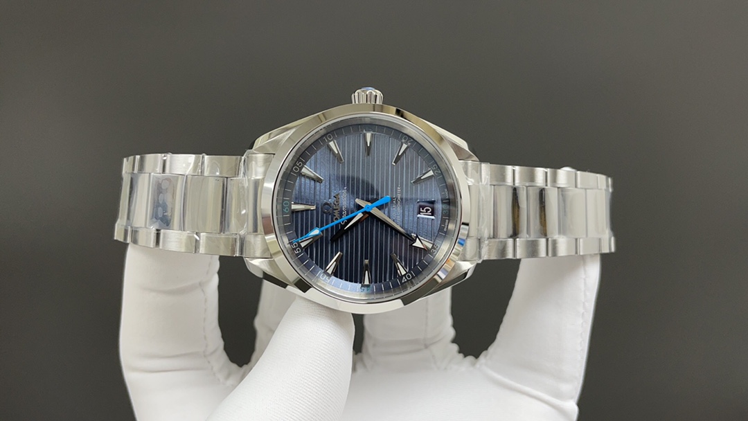 Omega 欧米茄 海马系列 150 强势来袭 采用独家专用8900“双T”6字位黑摆轮 摆幅28800