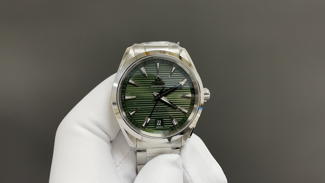 Omega 欧米茄 海马系列 150 强势来袭 采用独家专用8900“双T”6字位黑摆轮 摆幅28800