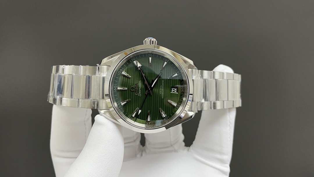 Omega 欧米茄 海马系列 150 强势来袭 采用独家专用8900“双T”6字位黑摆轮 摆幅28800