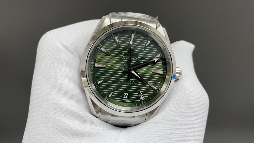 Omega 欧米茄 海马系列 150 强势来袭 采用独家专用8900“双T”6字位黑摆轮 摆幅28800