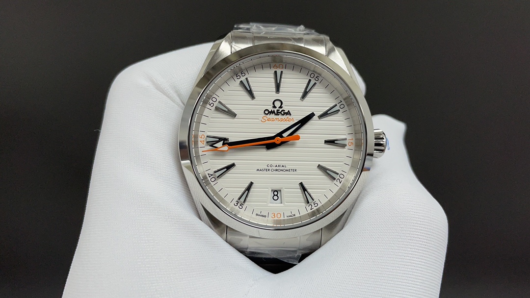 Omega 欧米茄 海马系列 150 强势来袭 采用独家专用8900“双T”6字位黑摆轮 摆幅28800