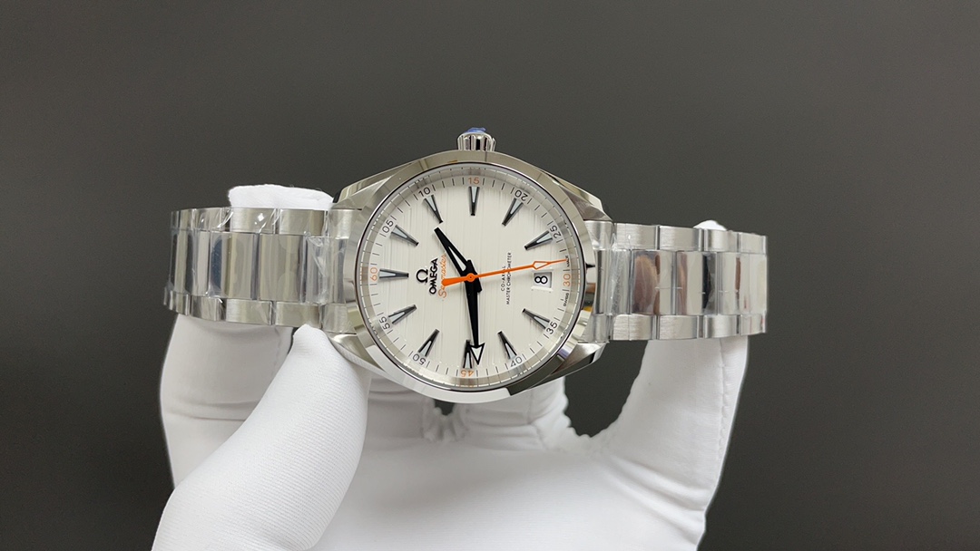 Omega 欧米茄 海马系列 150 强势来袭 采用独家专用8900“双T”6字位黑摆轮 摆幅28800