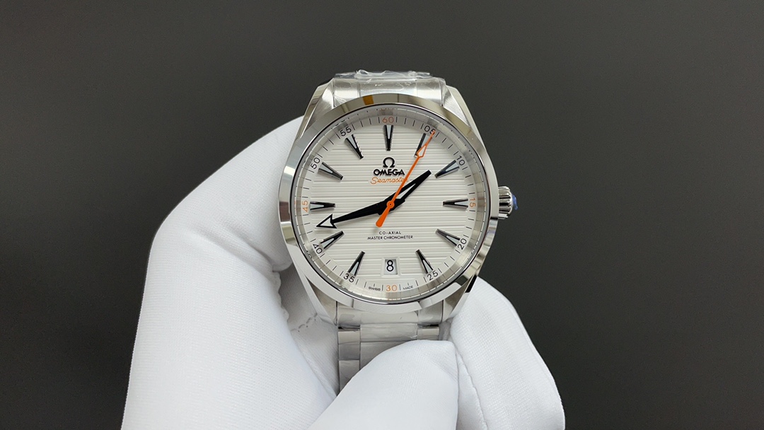 Omega 欧米茄 海马系列 150 强势来袭 采用独家专用8900“双T”6字位黑摆轮 摆幅28800