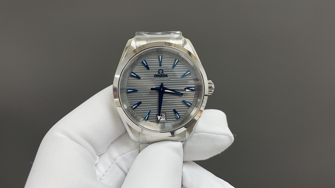Omega 欧米茄 海马系列 150 强势来袭 采用独家专用8900“双T”6字位黑摆轮 摆幅28800