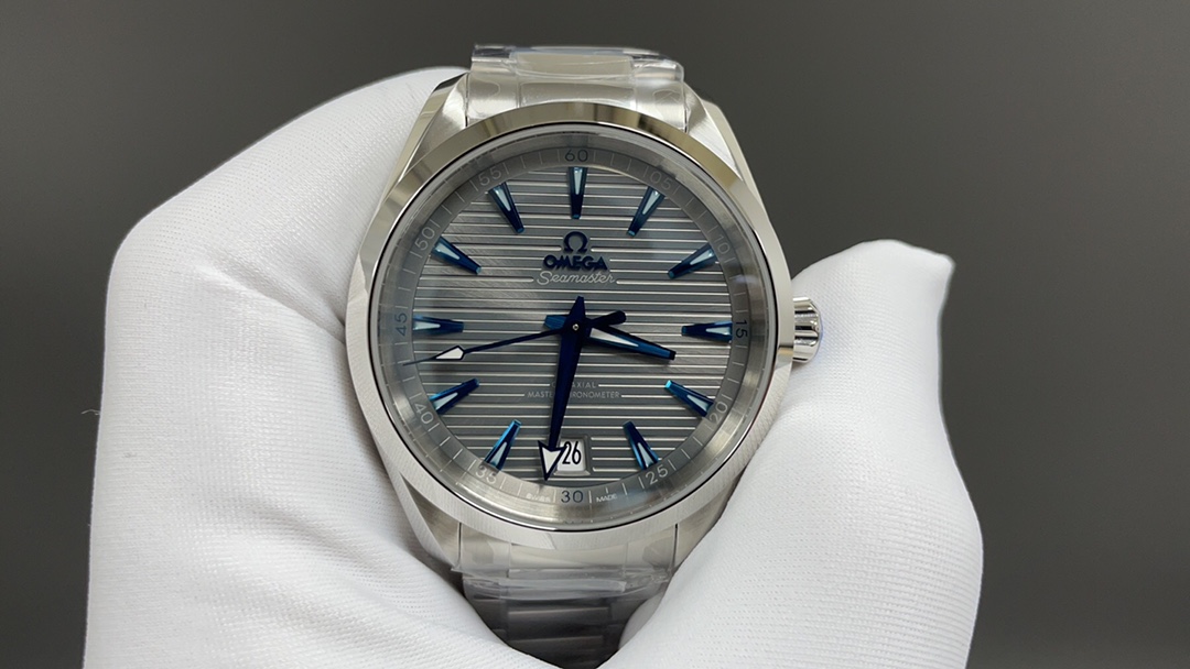 Omega 欧米茄 海马系列 150 强势来袭 采用独家专用8900“双T”6字位黑摆轮 摆幅28800