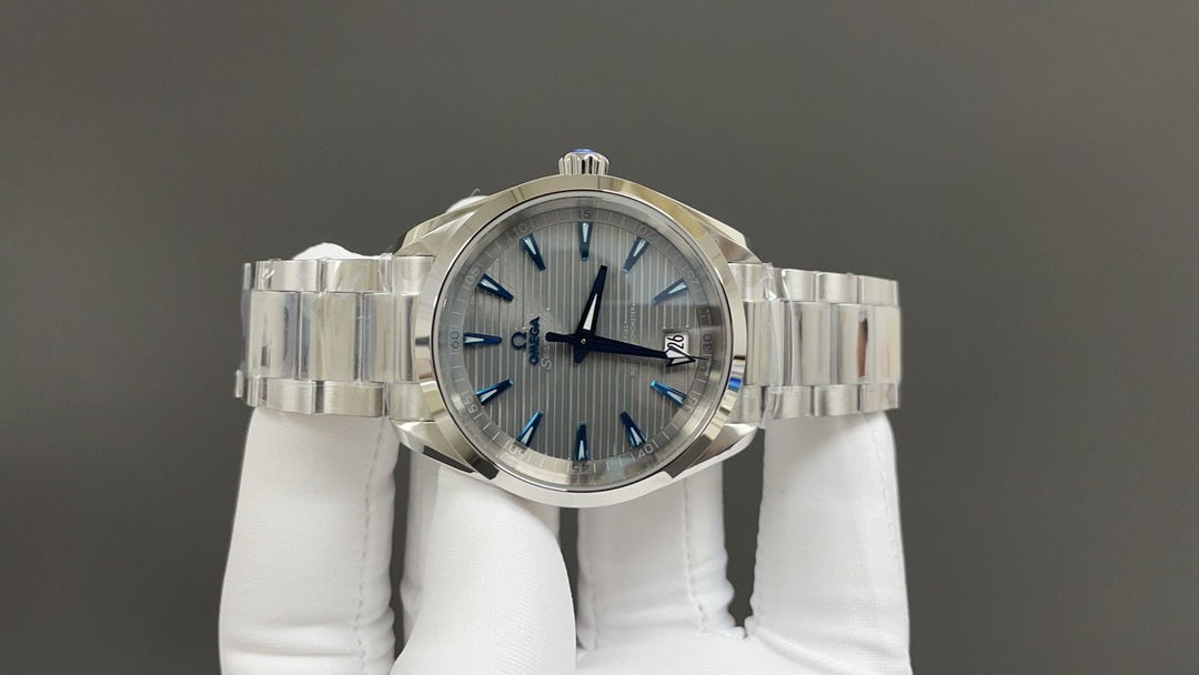 Omega 欧米茄 海马系列 150 强势来袭 采用独家专用8900“双T”6字位黑摆轮 摆幅28800