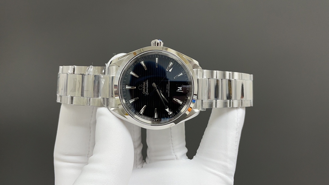 Omega 欧米茄 海马系列 150 强势来袭 采用独家专用8900“双T”6字位黑摆轮 摆幅28800