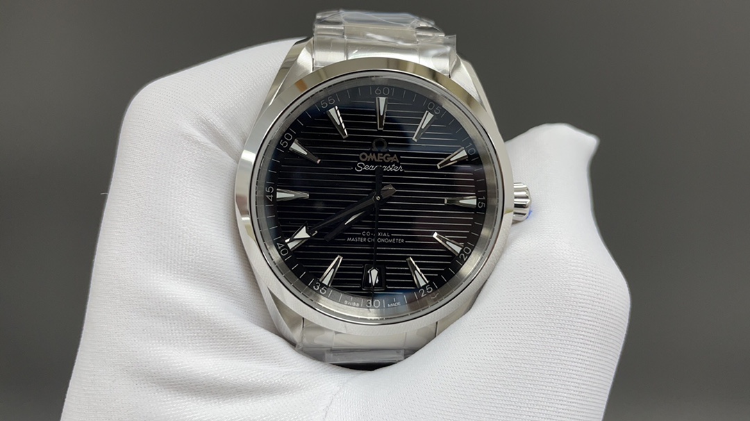 Omega 欧米茄 海马系列 150 强势来袭 采用独家专用8900“双T”6字位黑摆轮 摆幅28800