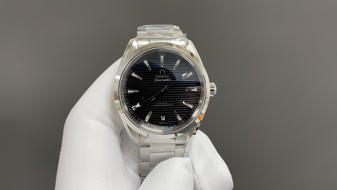 Omega 欧米茄 海马系列 150 强势来袭 采用独家专用8900“双T”6字位黑摆轮 摆幅28800