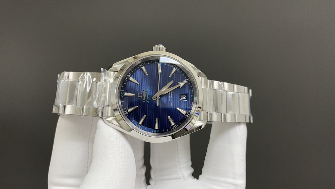 Omega 欧米茄 海马系列 150 强势来袭 采用独家专用8900“双T”6字位黑摆轮 摆幅28800