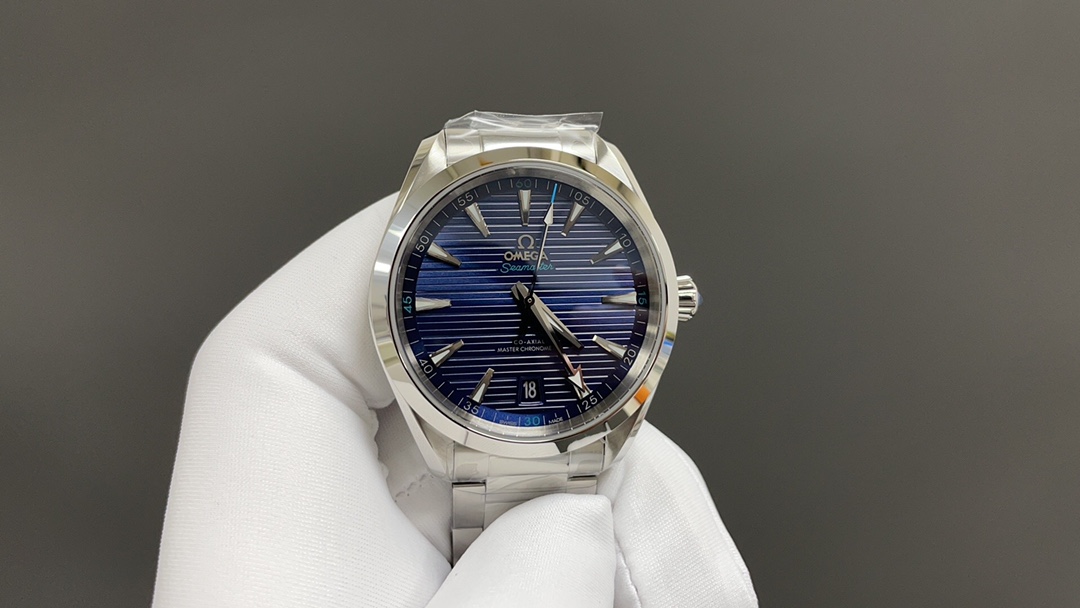 Omega 欧米茄 海马系列 150 强势来袭 采用独家专用8900“双T”6字位黑摆轮 摆幅28800