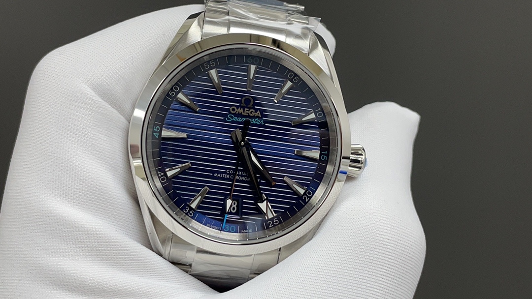 Omega 欧米茄 海马系列 150 强势来袭 采用独家专用8900“双T”6字位黑摆轮 摆幅28800