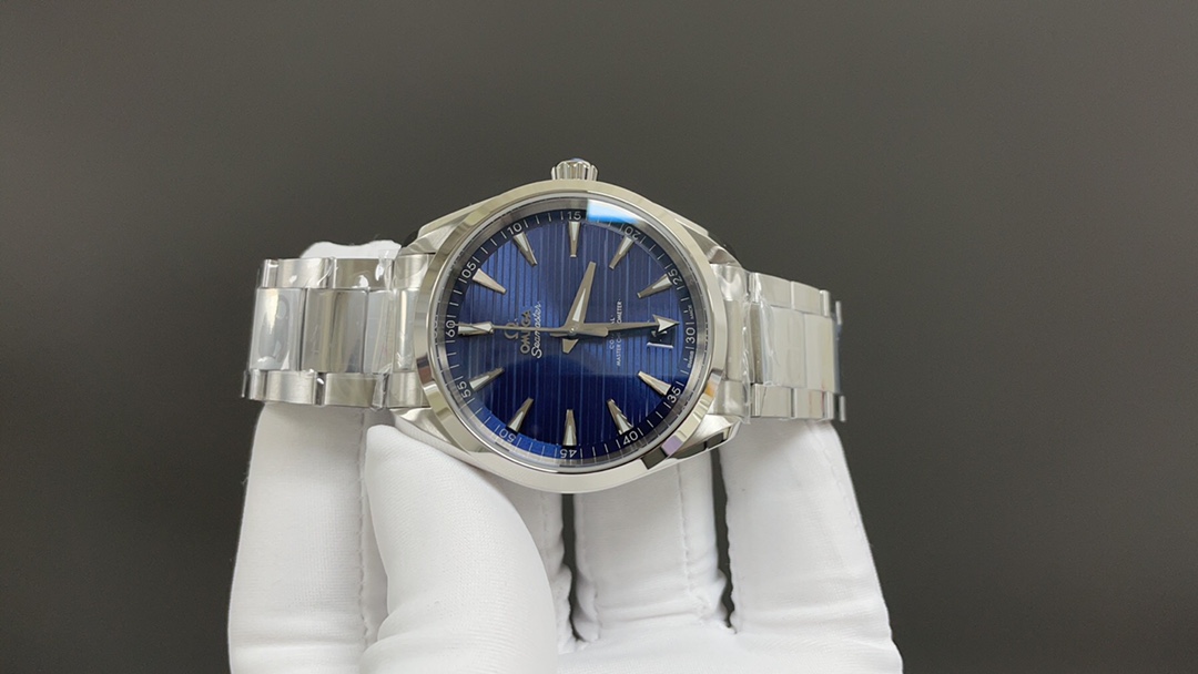 Omega 欧米茄 海马系列 150 强势来袭 采用独家专用8900“双T”6字位黑摆轮 摆幅28800