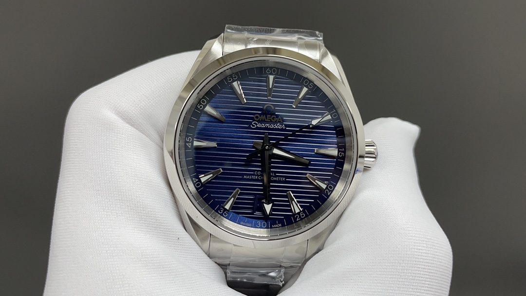 Omega 欧米茄 海马系列 150 强势来袭 采用独家专用8900“双T”6字位黑摆轮 摆幅28800