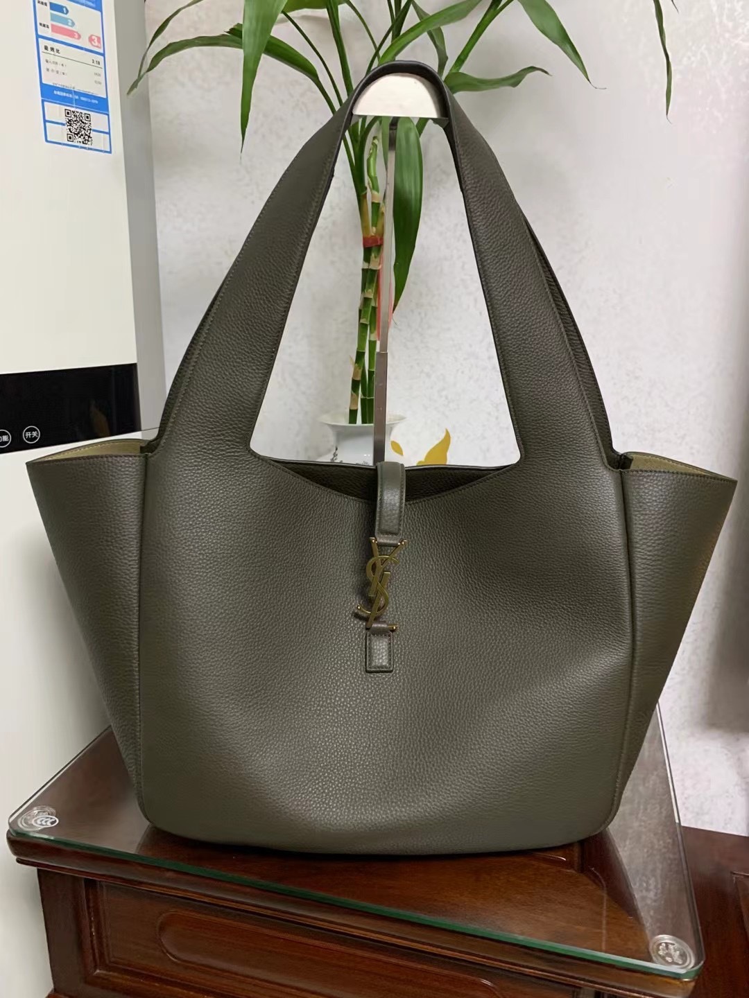 NO:178133,Genuine grade original leather deer pattern leather BEA horizontal tote version handbag, leather buckle closure, decorated with LE CASSANDRE. Enriched space, matched with suede lining in the same color, with a main compartment and an internal zipper pocket. The inner lace design can be folded or expanded on both sides as needed. Deer pattern leather/suede lining/bronze accessories/LE CASSANDRE Jun buckle closure. Size 50/28/18cm. Model 763435, YSL, saint laurent19860909正品级 原厂皮 鹿纹皮BEA横款托特版手袋,皮革袢扣开合,饰以LE CASSANDRE.空间充裕,搭配同色系绒面衬里设有一个主隔层和一个內部拉链口袋,内部系带设计两侧可以根据需要折叠或展开·鹿纹皮/绒面衬里/古铜配件/LE CASSANDRE钧扣开合.尺寸50/28/18cm.型号763435,YSL,saint laurent,Bag