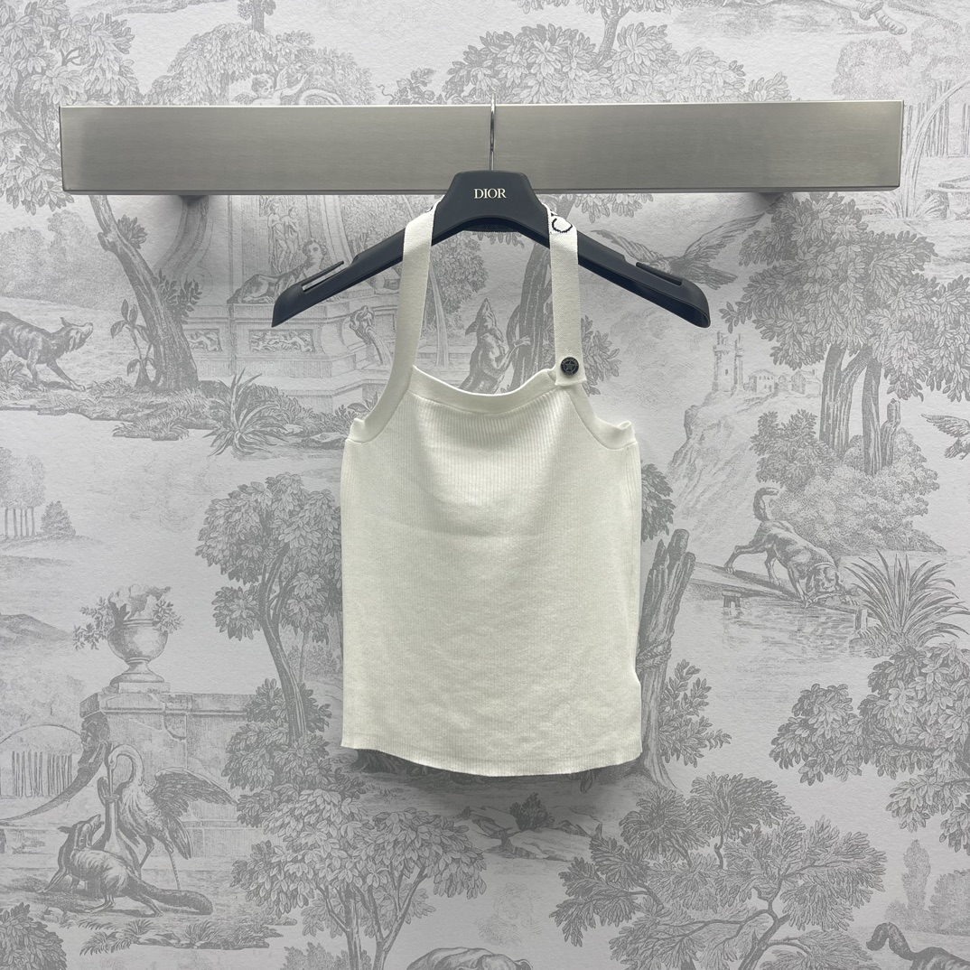 NO:696546,Dio* new product launches halterneck knitted vest, made of YB imported silk cotton material, comfortable and soft texture, development of fabric accessories, button design halterneck, making the outfit more diverse, a must-have for hot girls, letter web halterneck with star buttons, full of texture, stripes and pure white are available in fashionable and western styles, the best single item for inner wear, high version 2 colors p,, dior,19860909Dio*新品上架挂脖针织背心定制YB进口丝棉材质 质感舒适柔软 面辅料开发 纽扣设计挂脖背心 让穿搭更为多样性 辣妹必备 字母织带挂脖搭配星星纽扣 质感十足 条纹与纯白色两色可选时髦洋气 单穿内搭最佳单品  高版本2色 p,,dior,,Women's clothing