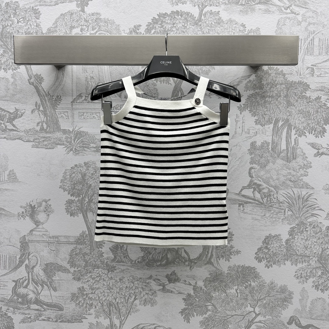 NO:696533,Dio* new product launches halter neck knitted vest, customized YB imported silk cotton material, comfortable and soft texture, development of fabric accessories, button design halter vest, making the outfit more diverse, a must-have for hot girls, letter web halter neck with star buttons, full of texture, stripes and pure white are available in fashionable and western style, the best single item for inner wear, high version 2 colors,, dior,19860909Dio*新品上架挂脖针织背心定制YB进口丝棉材质 质感舒适柔软 面辅料开发 纽扣设计挂脖背心 让穿搭更为多样性 辣妹必备 字母织带挂脖搭配星星纽扣 质感十足 条纹与纯白色两色可选时髦洋气 单穿内搭最佳单品  高版本2色,,dior,,Women's clothing