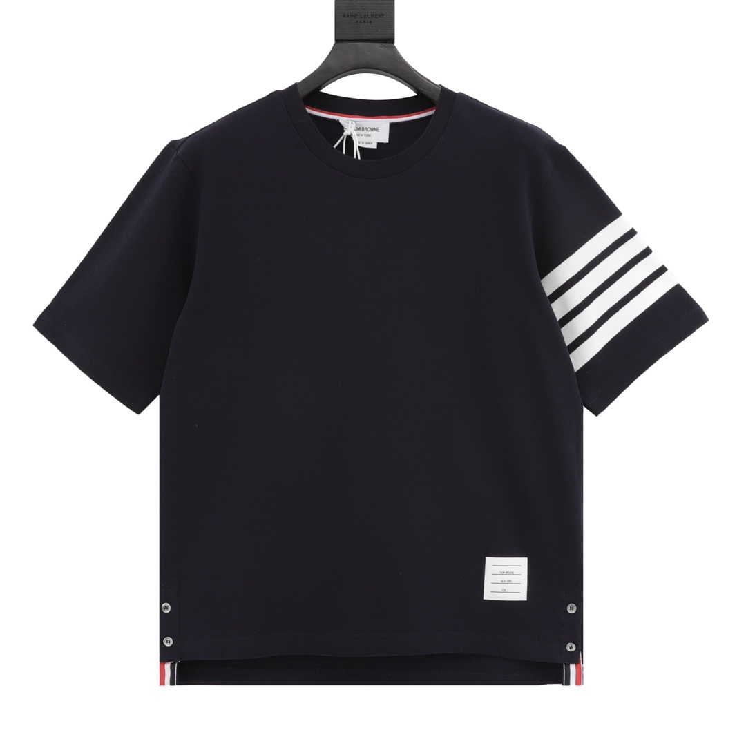 Thom Browne/汤姆布朗 经典四杠短袖 原版定制面料，克重和原版一致，超重工的针织工艺使面料表面呈现出细腻的肌理感，手感柔和厚实，有一定的自重感，同时也拥有着良好的透气性，贴身穿着极为舒适亲肤，袖臂经典的四条杠提花标识与后领处的三…