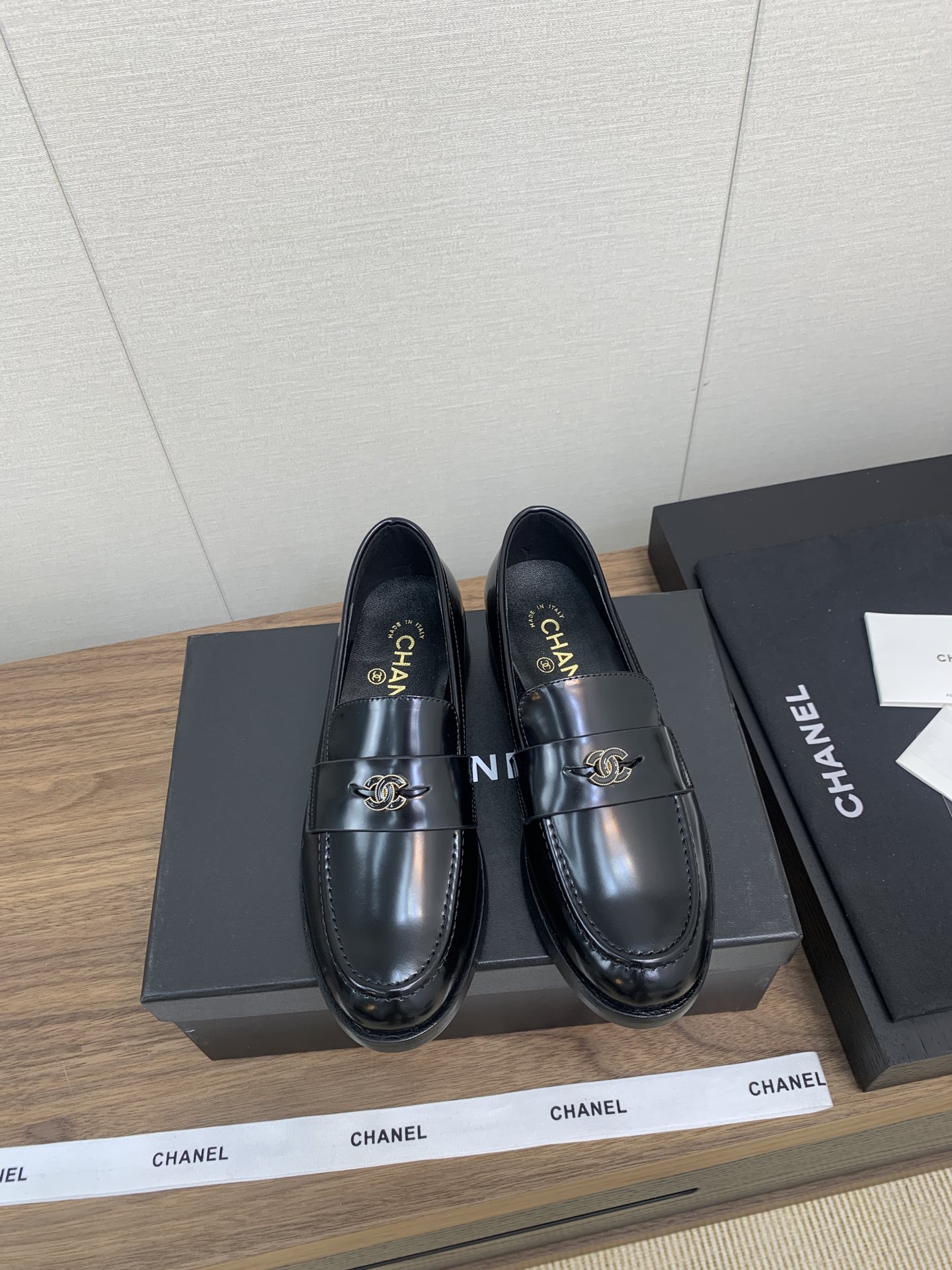 NO:653702,Chane*/Xiaoxiang 25p new loafers series __A must-have hot item for autumn, the goddess series, with the elegant and ladylike temperament of the Chane family, super attractive, irresistible, and heart-warming. The rhombus design on the upper of the one-leg loafers is very special, embellished with Xiaoxiang's classic hardware buckles, and it has the tone of Xiang's grandma's house!  High-end and super fashionable!  The upper feet are particularly comfortable and soft, wide feet are not afraid, the feet will not appear fat, good-looking and comfortable, paired with mid-calf socks. With skirts and pants, they are invincible and beautiful, super durable, and the upper feet are comfortable and invincible. The lining is imported mixed sheepskin, soft and breathable. Upper: original imported mixed sheepskin, high-quality texture, original molded solid hardware, textured bars, electric embroidery lining and foot pads. Imported mixed sheepskin, high softness and comfort. Original model engraved. Genuine leather outsole. Standard size.  35-40 (40, 41 customized, non-refundable, loafers, chanel, chanel, loafers, skirts, sheepskin, Leather soles19860909Chane*/小香25p 新款乐福单鞋系列 __秋季香家必备爆款,女神系列,拥有香家特色优雅名媛气质,超级耐看,让人无法抗拒,心动 一脚蹬乐福鞋鞋面的菱格设计很特别,点缀小香经典五金扣,超有香奶奶家的调调！高级感十足超级时尚！上脚特别舒服柔软,宽脚也不怕,不会显脚肥,好看又舒适,搭配中筒袜 配裙子裤子都是无敌美超级耐看上脚舒适无敌内里进口混种羊皮里 柔软透气 鞋面:原版进口混种羊皮高级有质感原版开模实心五金 质感杠杠滴电绣内里垫脚进口混种羊皮,柔软舒适性高 原模刻复 真皮大底 标准码 35-40（40,41定制不退换,乐福鞋,chanel,chanel,loafers,skirts,sheepskin,Leather soles,Women's Shoes