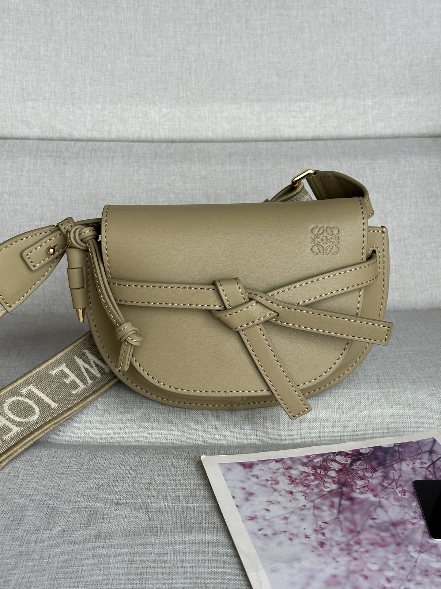 NO:179064,Mini Clay Green Upgraded Lettered Sling Strap Saddle Bag MiniGateDual Handbag Shipping 56t21S Juezi √ The strap is simply a soul pen. It gives gate a new life bag made of soft cowhide leather, removable and adjustable cowhide lifting embroidered shoulder straps~ a one-shoulder crossbody, waist bag, chest bag is very ~ the upper body shows temperament, the capacity is also very online, no pressure, must be purchased size21*12.5*9cm, special grade Luo Yiwei, loewe, cowhide19860909迷你 黏土綠 升级版字母寛肩带马鞍包MiniGateDual手袋出货56t21S 绝绝子√寛肩带简直是灵魂之笔 赋予了gate全新的生命包身采用柔软牛皮革精制而成,可拆卸调节牛皮提绣花肩带～单肩斜挎、腰包 胸包都非常~背上身很显气质 容量也非常在线 无压力 必入款 size21*12.5*9cm,特级罗意威,loewe,cowhide,Bag