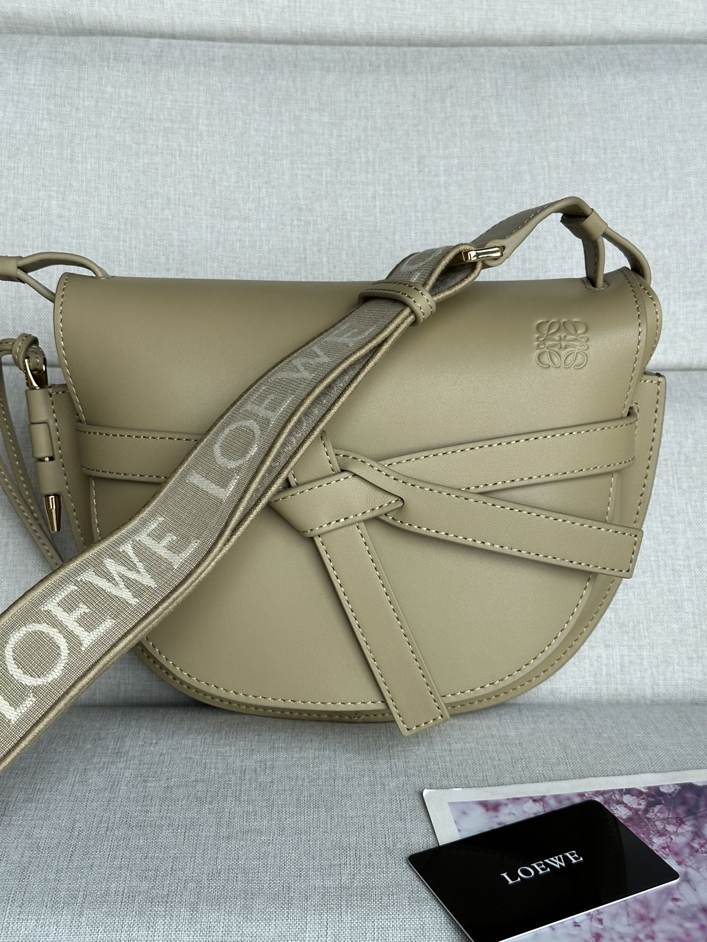 NO:179068,Small model 56t21 Juezi √ Wide shoulder strap is simply a soul pen. It gives gate a new life bag made of soft cowhide leather, removable and adjustable cowhide embroidered shoulder straps~ one-shoulder crossbody, waist bag, chest bag is very ~ the upper body shows temperament, the capacity is also very online. Must-in-app purchase ze20*19*11.5cm, special Loewe, cowhide19860909小號 型号56t21 绝绝子√宽肩带简直是灵魂之笔 赋予了gate全新的生命包身采用柔软牛皮革精制而成,可拆卸调节牛皮提绣花肩带～单肩斜挎、腰包 胸包都非常~背上身很显气质 容量也非常在线 必入款ze20*19*11.5cm,特级罗意威,loewe,cowhide,Bag